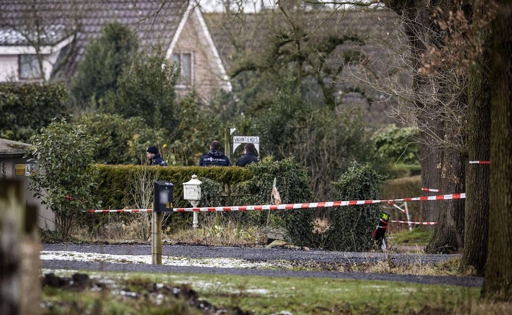 Hof toont heftige beelden bij begin proces moorden Weiteveen