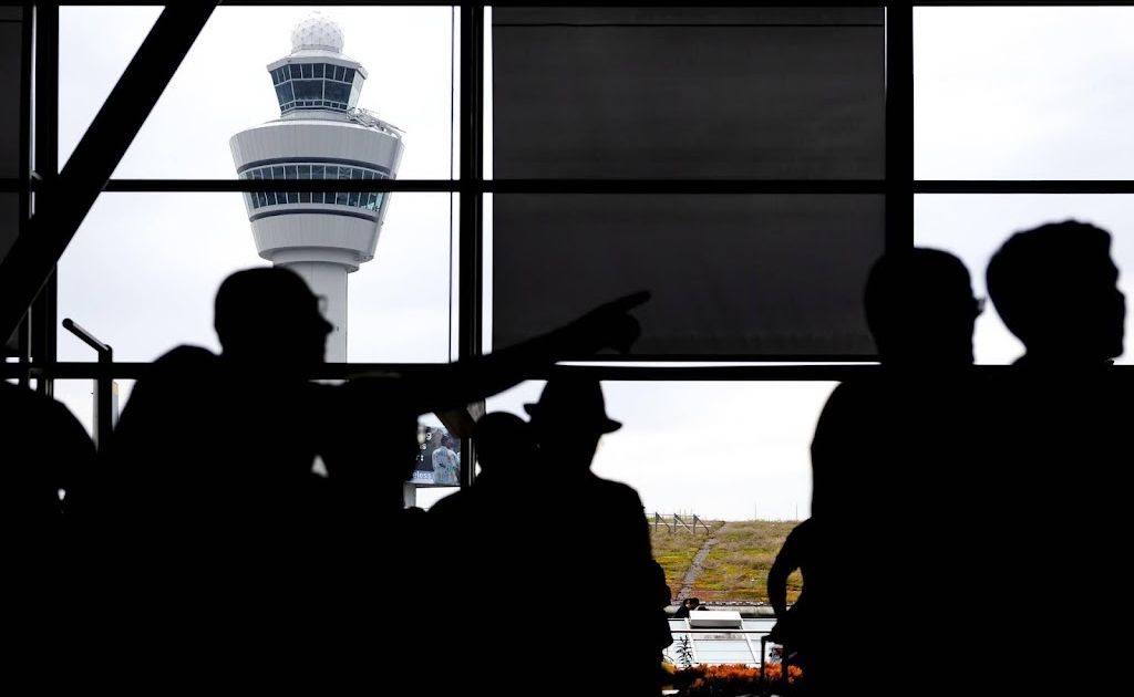 Tientallen vluchten op Schiphol geschrapt om Britse storing