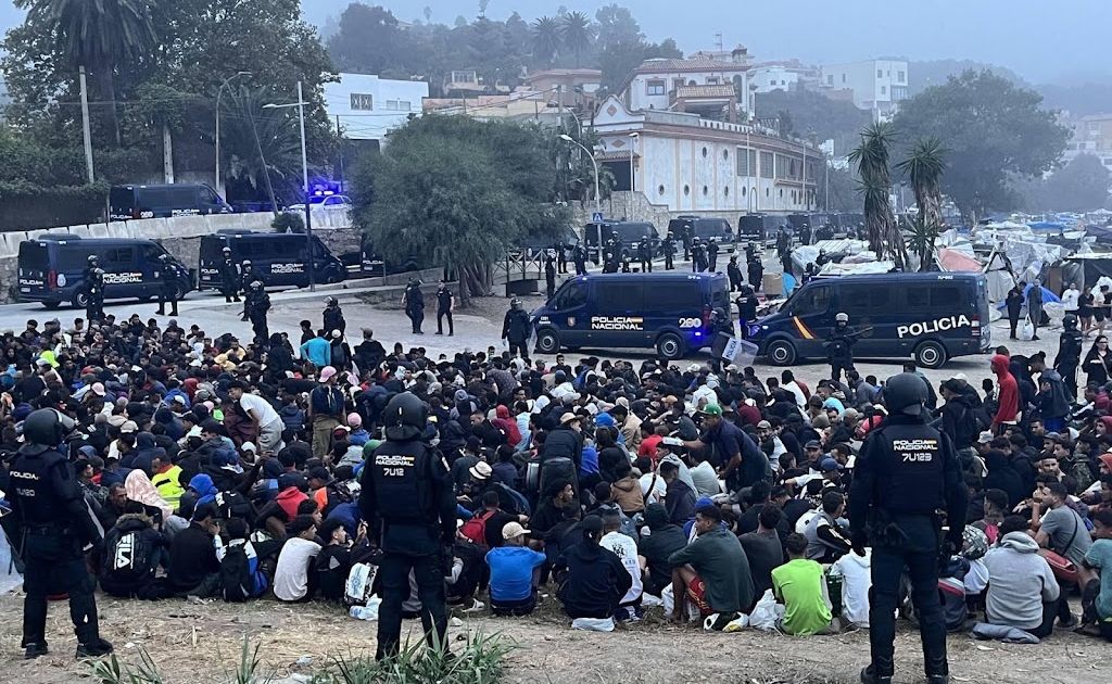 Spaanse politie begint met ontruiming groot migratenkamp Ceuta