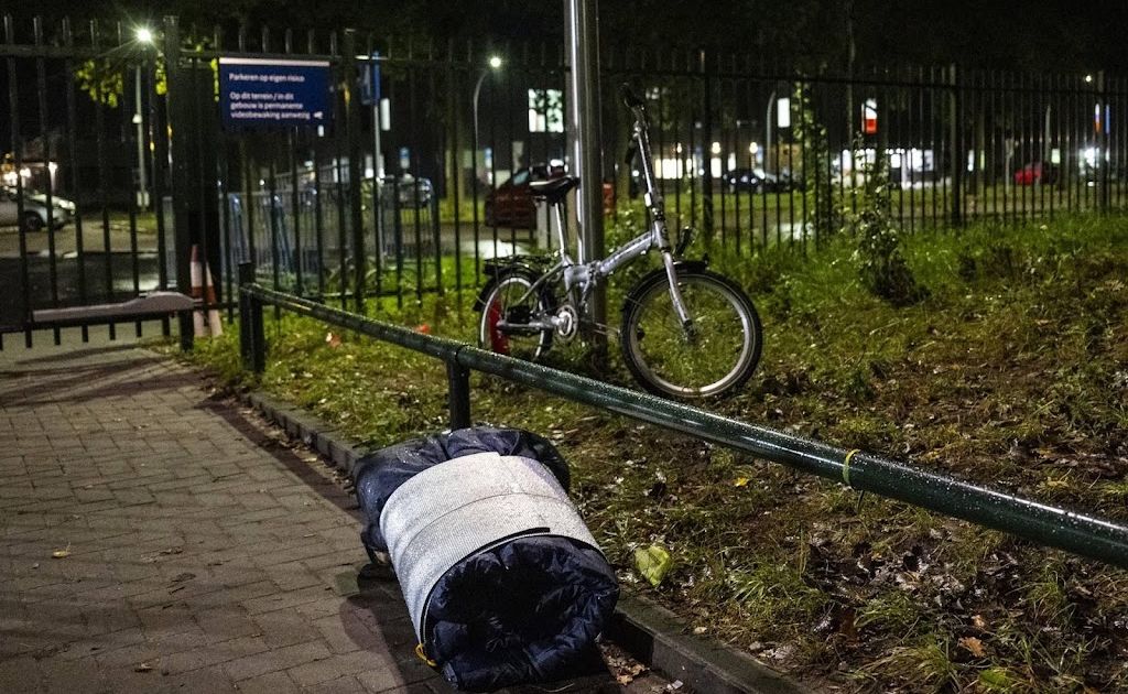 Geen asielzoekers op grasveld bij aanmeldcentrum zaterdagochtend