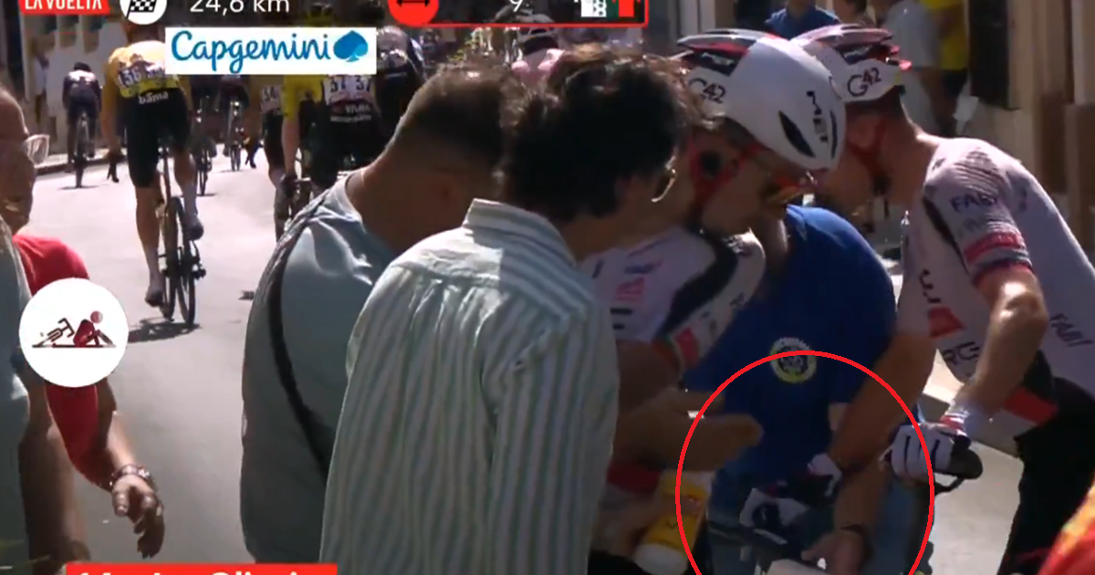 Fan steelt bijna een bidon bij crashend UAE in Vuelta
