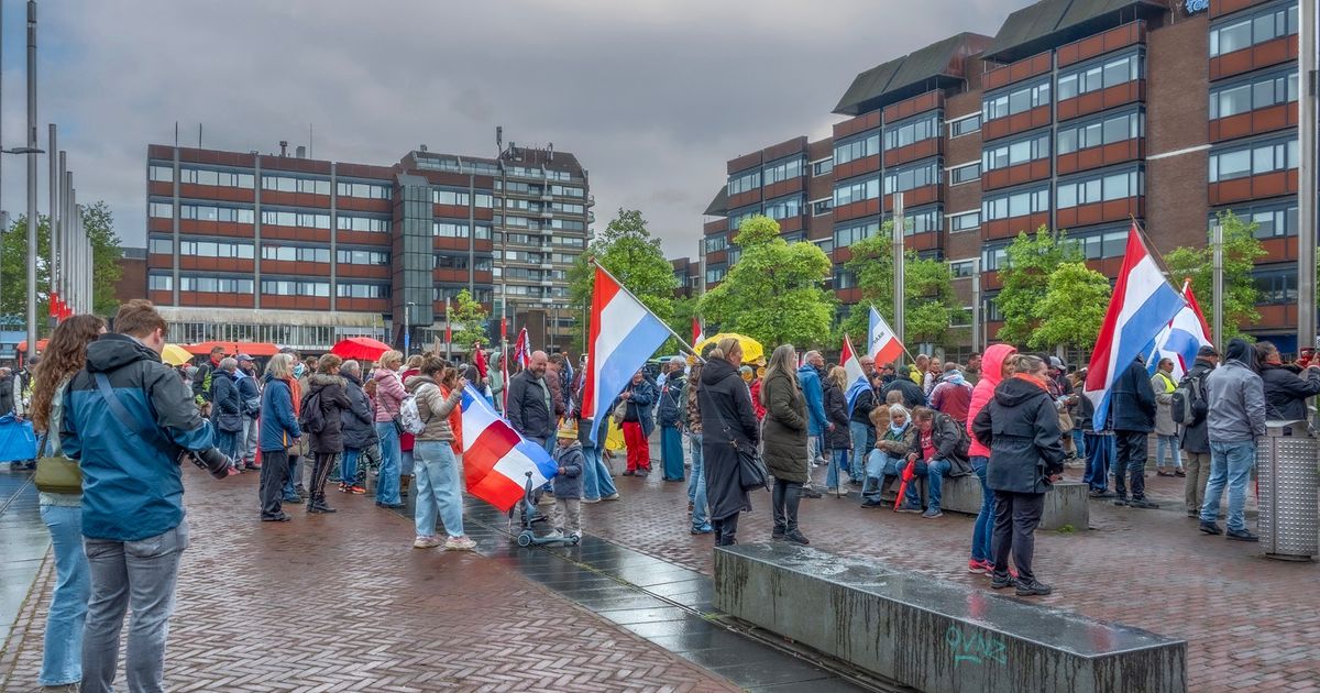 Nationaal Protest: Rustige demonstratie in Haarlem overschaduwd door incident op Stationsplein