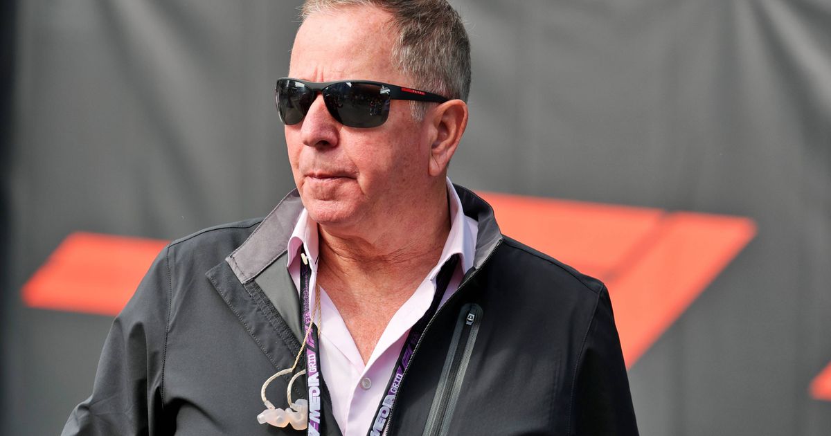Brundle gaat af als een gieter met blunder tijdens gridwalk in Singapore