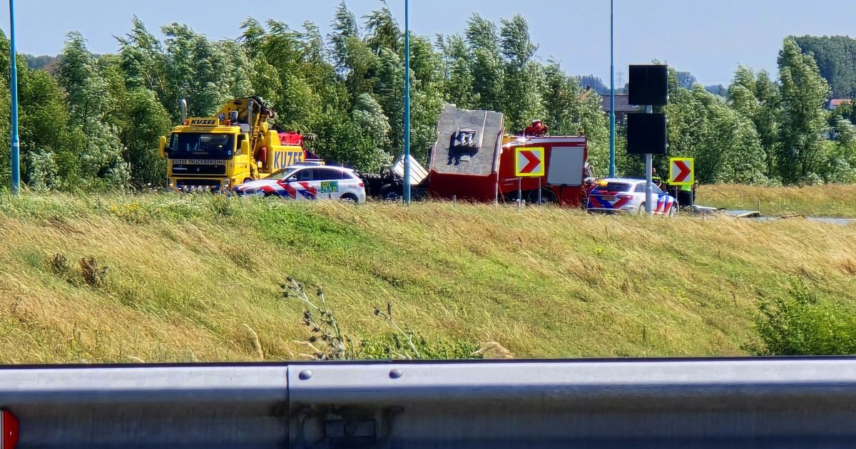 Brandweerwagen verongelukt op N62 bij Hoek