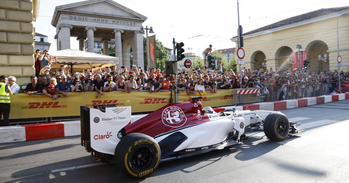 Alfa Romeo scalda la folla del F1 Festival con il rombo dei vecchi V8