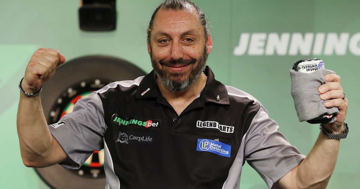 Howson realiseert huzarenstukje: negendarter en 147-break op dezelfde dag