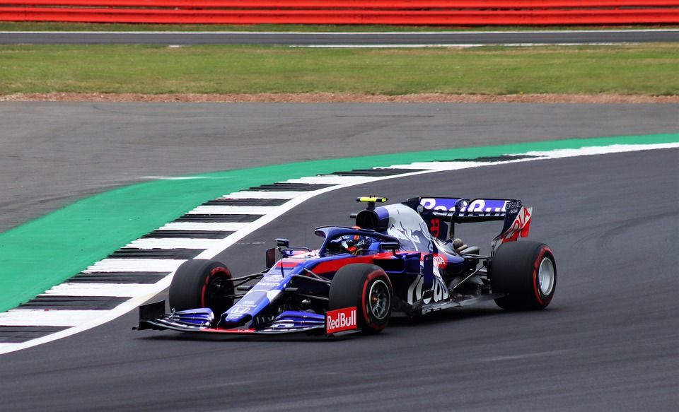 Albon neemt per direct stoeltje van Gasly over bij Red Bull Racing