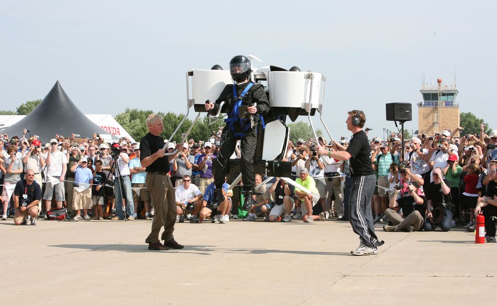 Jetpack gaat strijd aan met Dodge Challenger op circuit