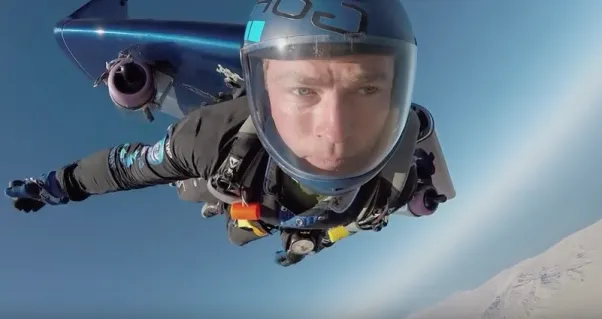 Menselijke raket vliegt met twee straalmotoren op z'n rug door de lucht