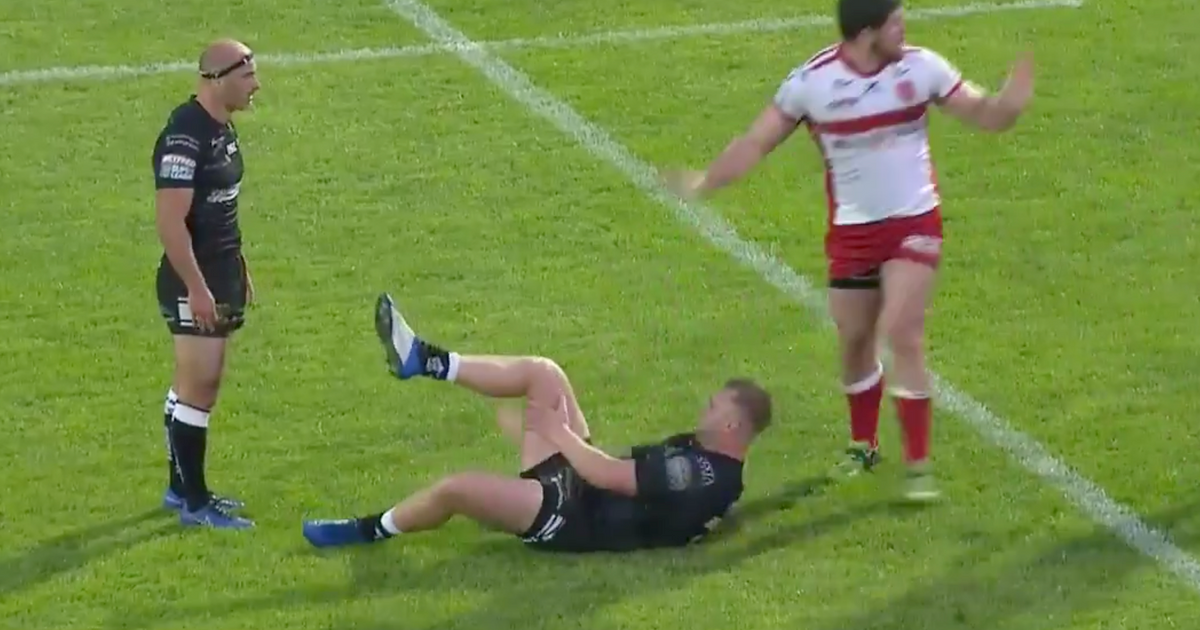 Rugby bikkel beukt eigen knie terug op z'n plek en maakt wedstrijd af
