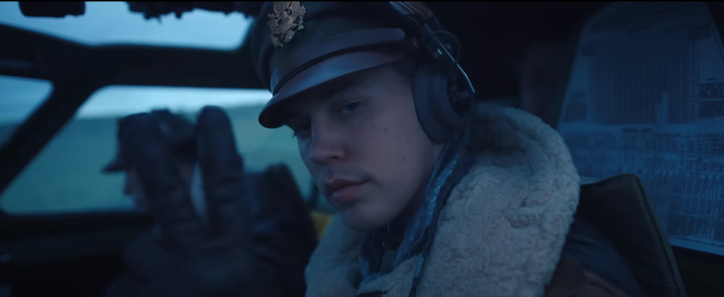 Austin Butler is een gevechtsvliegtuig piloot in Spielberg's Masters of ...