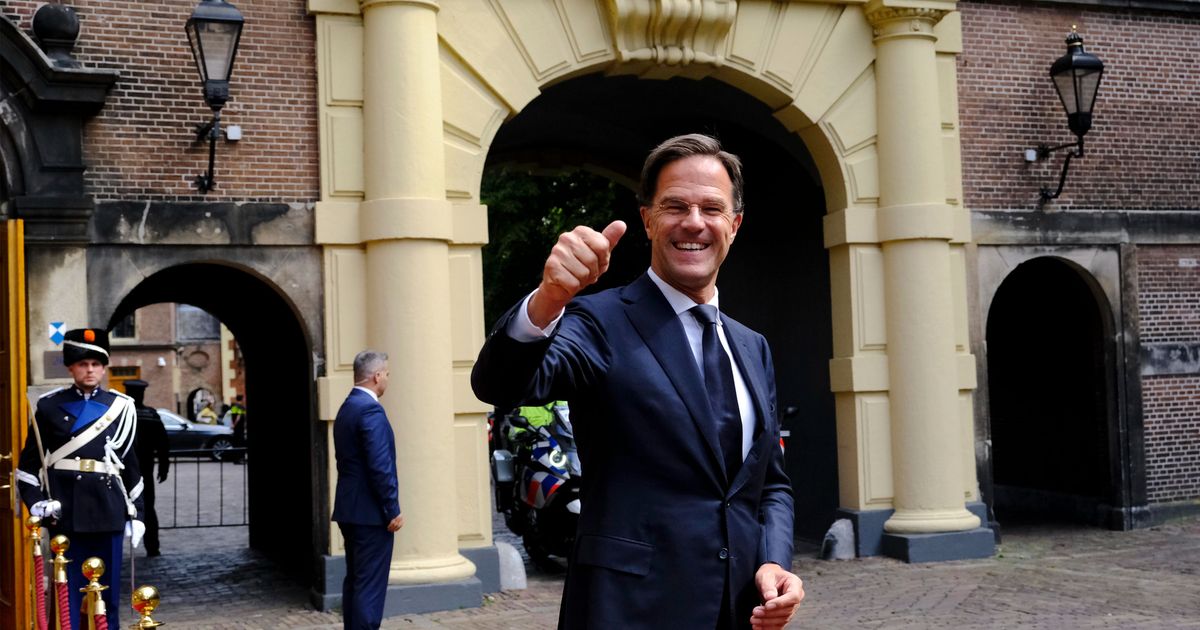Rutte gaat los op strandfeest en laat budget ver achter zich