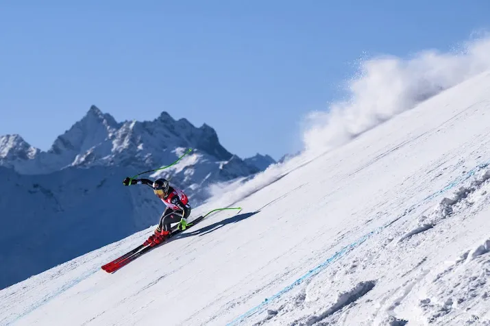 Skieste Goggia wint met geboken hand afdaling in Sankt Moitz