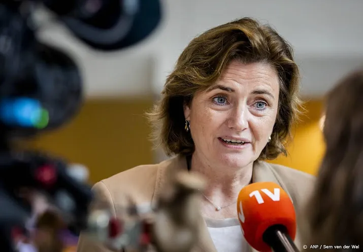 van-gennip-kijkt-of-statushouder-via-startbaan-kan-integreren