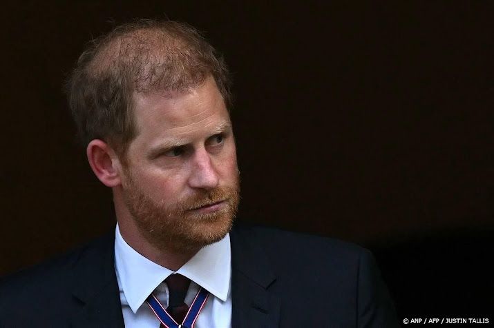 Prins Harry neemt zoon Archie mee naar surfles
