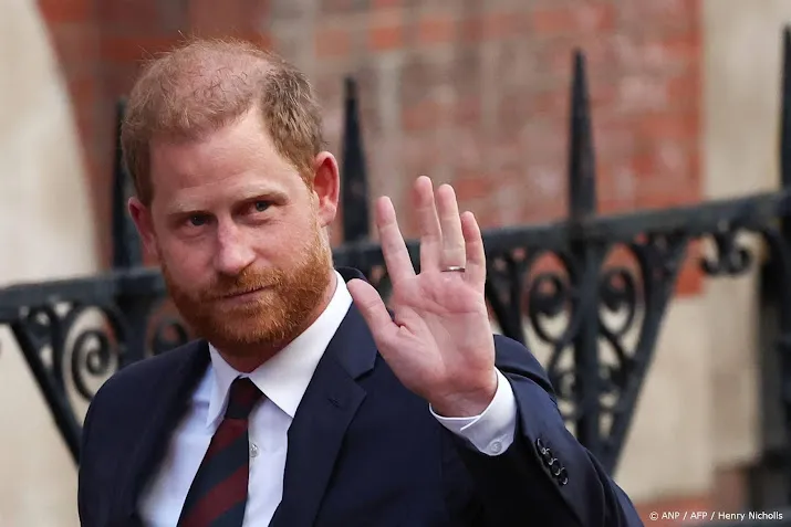 Prins Harry in het nauw door uitspraken over vaders gezondheid