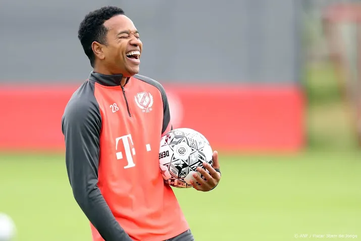 Emanuelson aan de slag als assistent van Heitinga bij Ajax