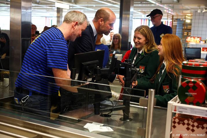 William en Catherine helpen mee bij IKEA