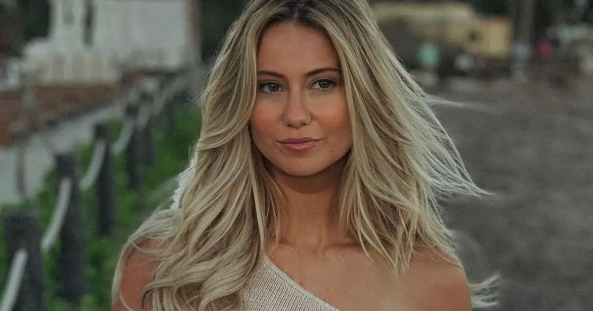 Ex-Miss België Celine Van Ouytsel deelt zeer pikante foto: 