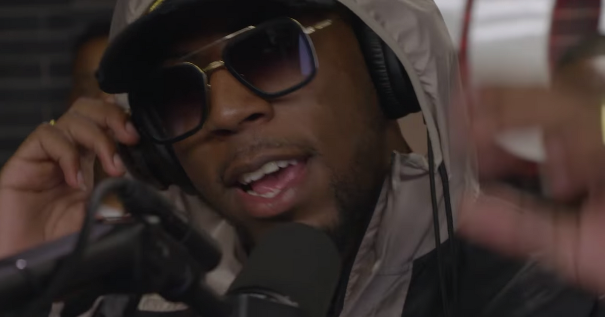 JoeyAK neemt heel Holendrecht mee naar 101Barz voor een studiosessie