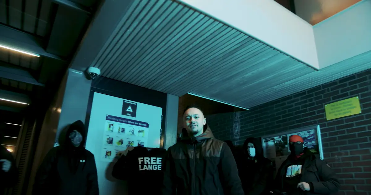 Dodo Rapper Dutch DODO legt uit wat 'Leven Voor De Lift' betekent in nieuwe video
