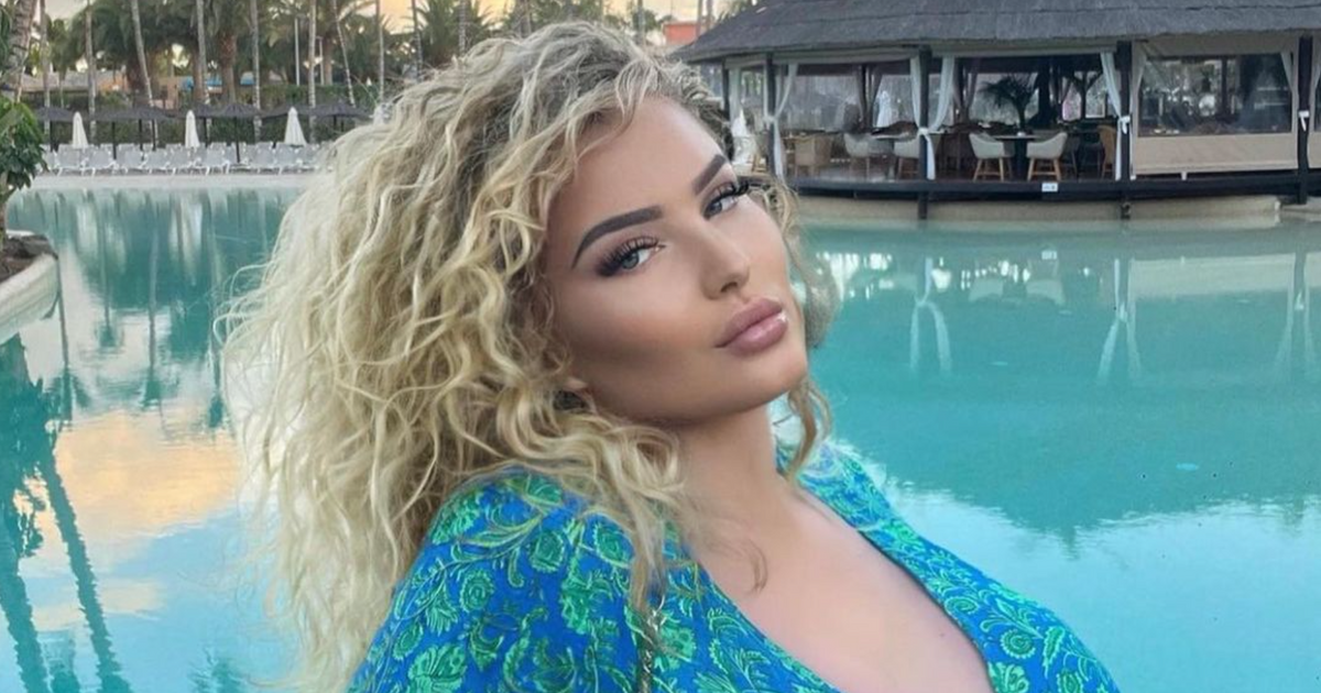 Fabiola koopt gloednieuwe Mercedes CLA met OnlyFans inkomste