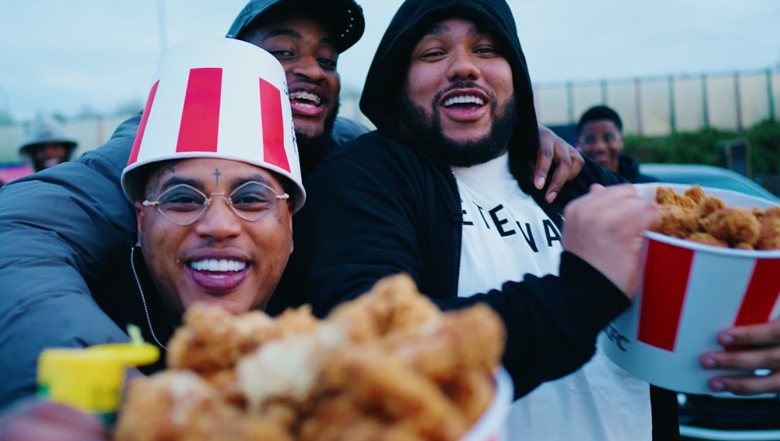 Kfc Gous Rider GP uit G duikt achter de kassa bij KFC in Groningen en dat zorgt voor ...