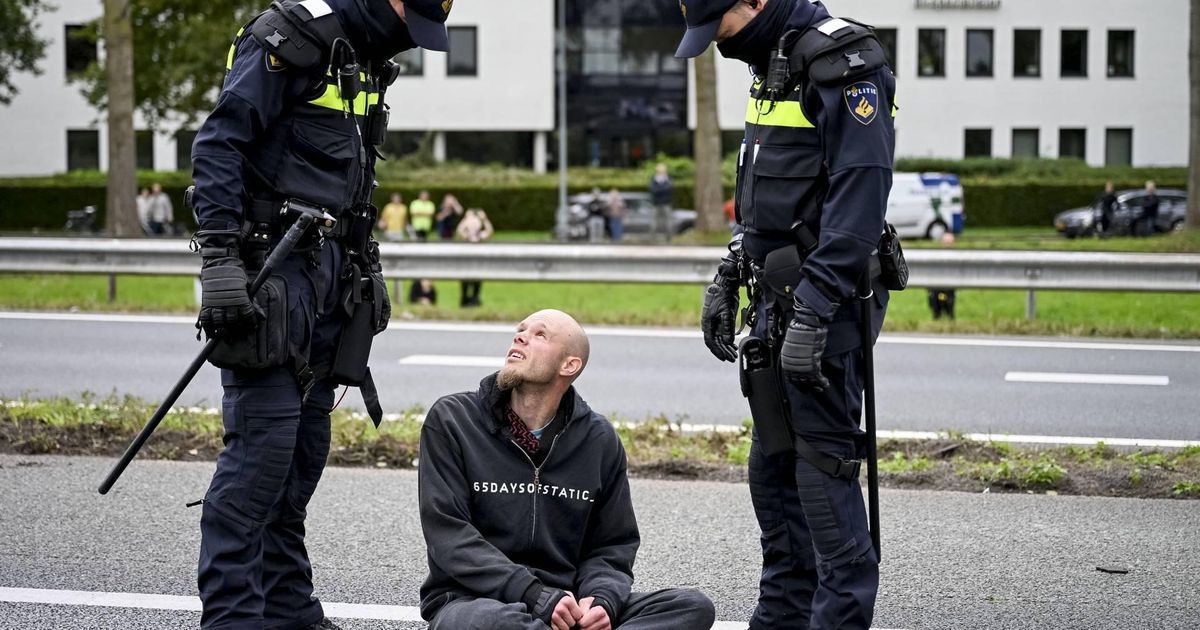 Ongeveer 100 actievoerders aangehouden bij XR-blokkade A12