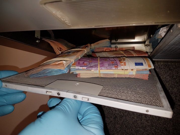 Groot geldbedrag in afzuigkap aangetroffen
