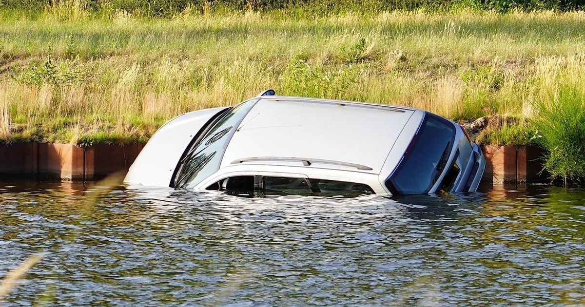 ANWB-campagne rondom auto te water: gordels los, ruit open, eruit