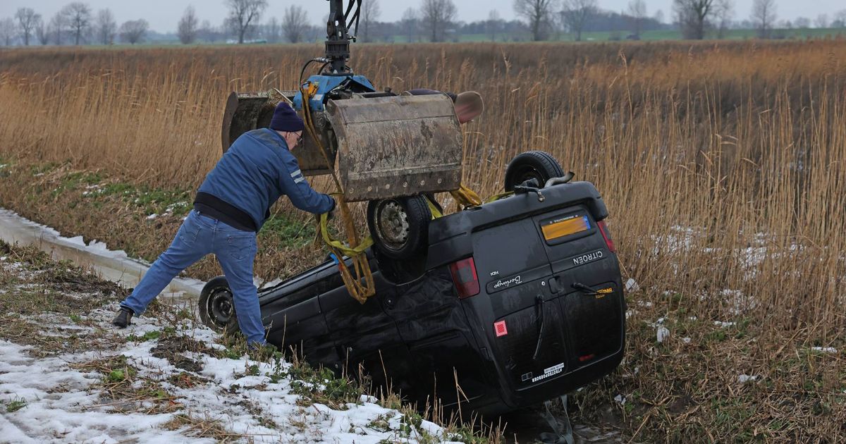 Auto belandt door gladheid ondersteboven in sloot op de Zomerdijk in ...