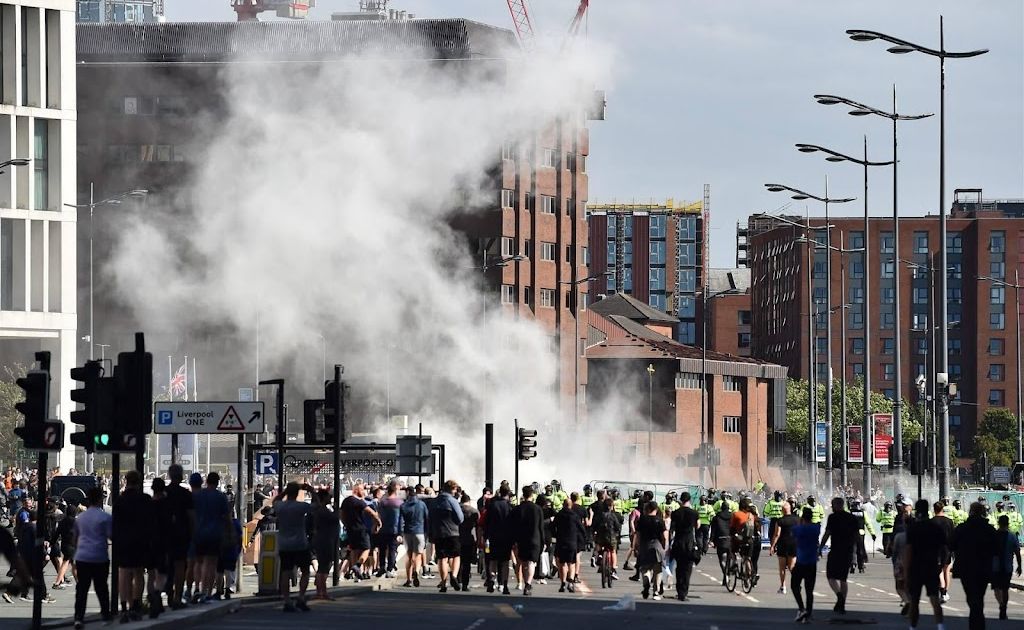 Britse premier belooft politie extra ondersteuning bij rellen