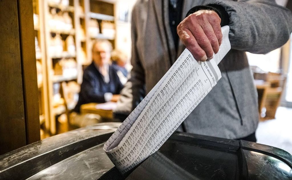 Volle stembussen in Den Haag door dikke stembiljetten