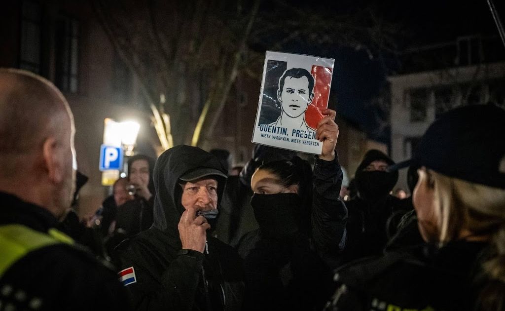 Extreemrechtse demonstranten gooien vuurwerk in centrum Utrecht - Welingelichte Kringen
