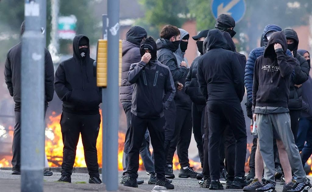 Drie arrestaties na rellen Belfast, openbaar leven ontregeld