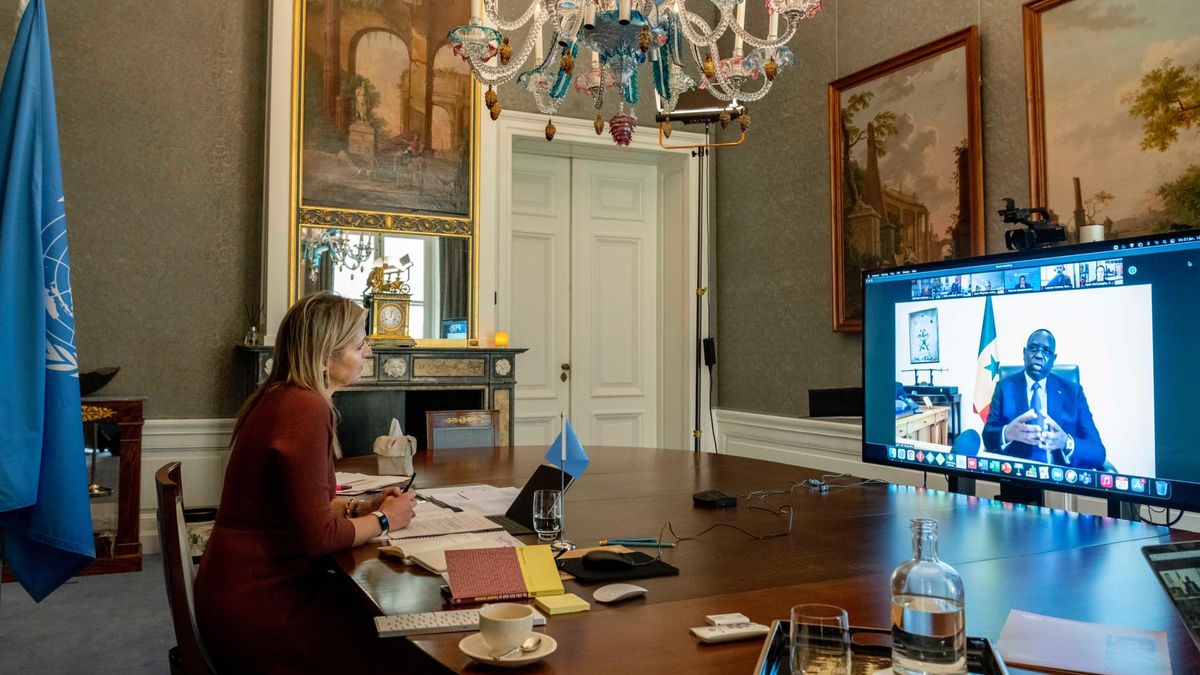Koningin Máxima betrapt op online shoppen tijdens videocall