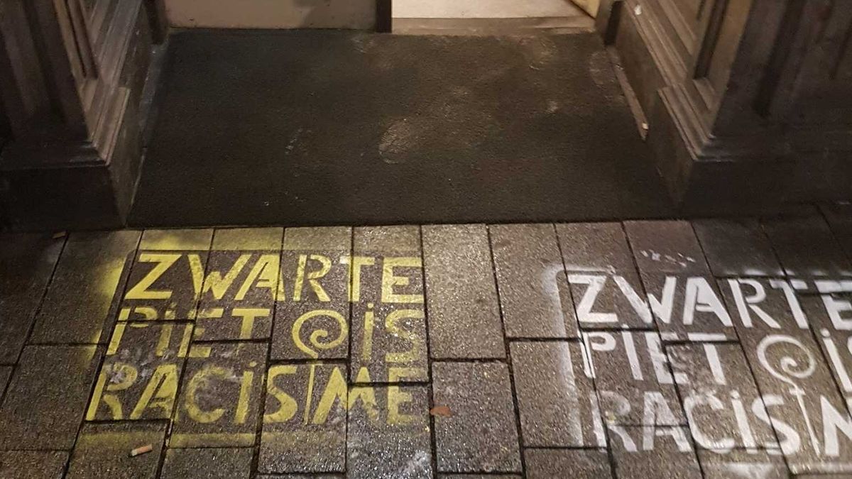 Schandalig: KOZP beklad stoep van hardwerkende bakker met 'Zwarte Piet is Racisme'