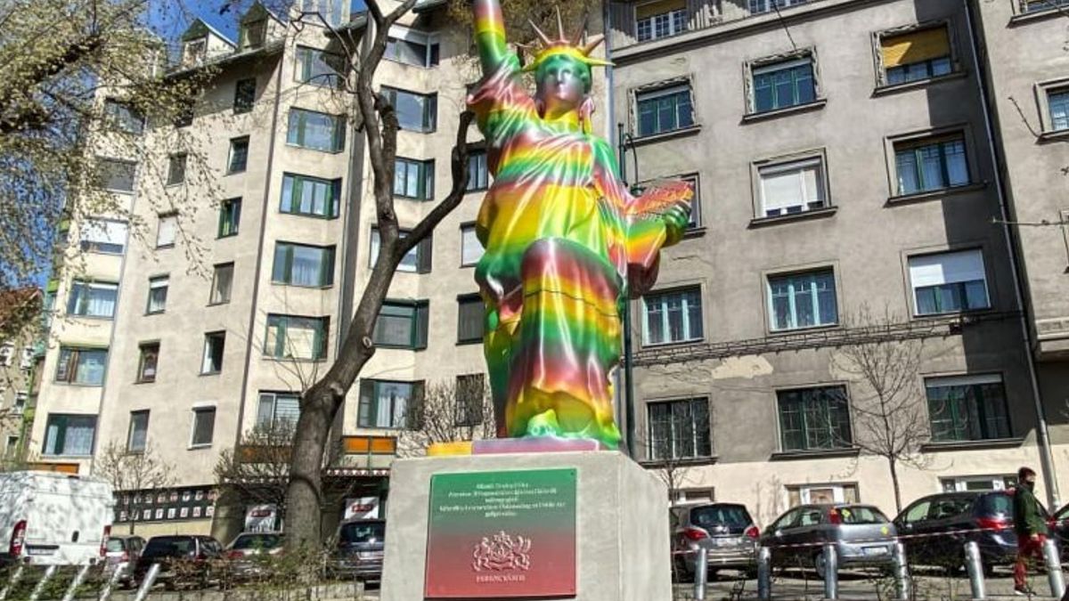 Hongaarse patriotten vernielen Black Lives Matter-standbeeld in Boedapest
