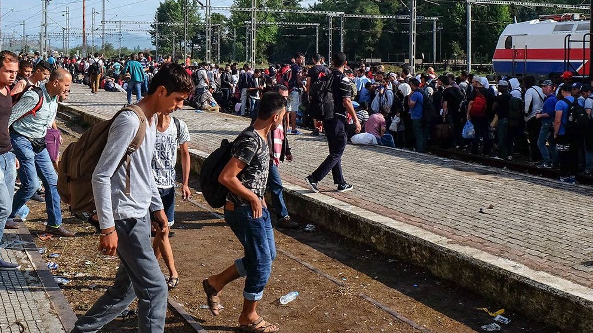 Record aantal illegale immigranten ooit vastgehouden tussen de grens van Mexico en de VS, gigantische stijging sinds president Biden aantrad