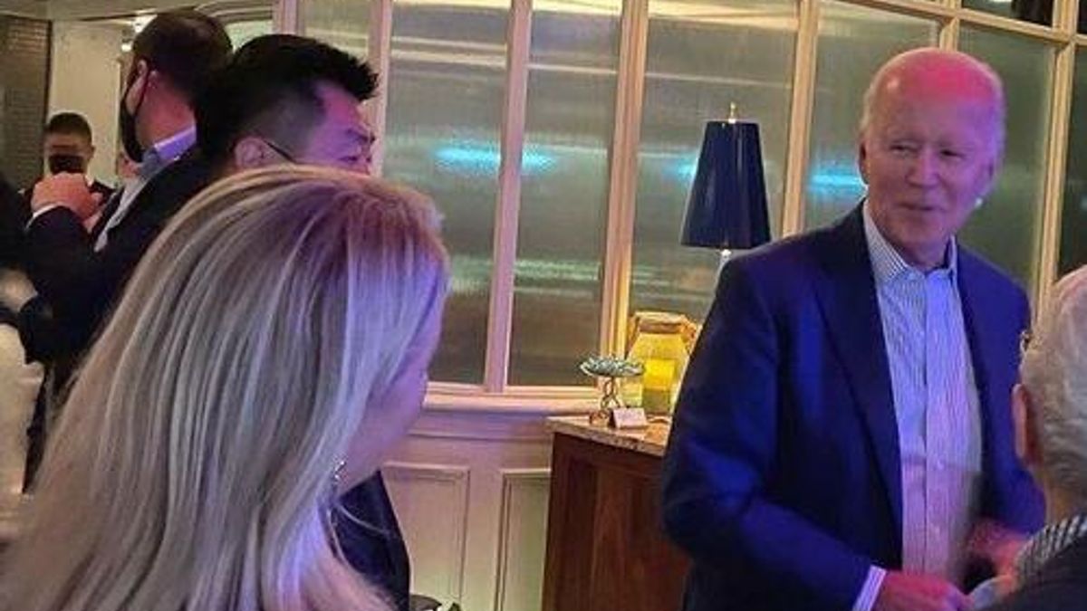 President Joe Biden en zijn vrouw betrapt op het overtreden van de mondkapjesplicht in restaurant