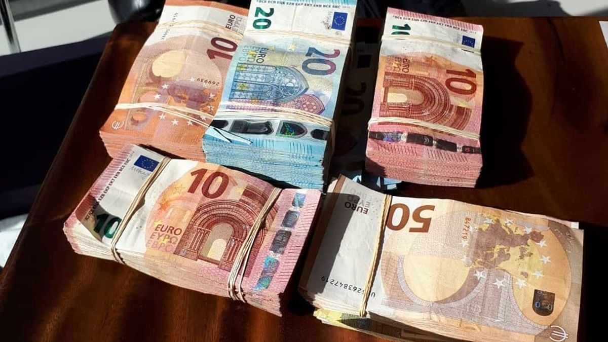 Politie Rotterdam treft ruim 42.000 euro en dure goederen in auto aan bij controle