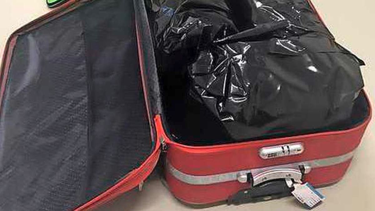 Reizigers met tassen vol drugs uit touringcar gehaald en gearresteerd op A2