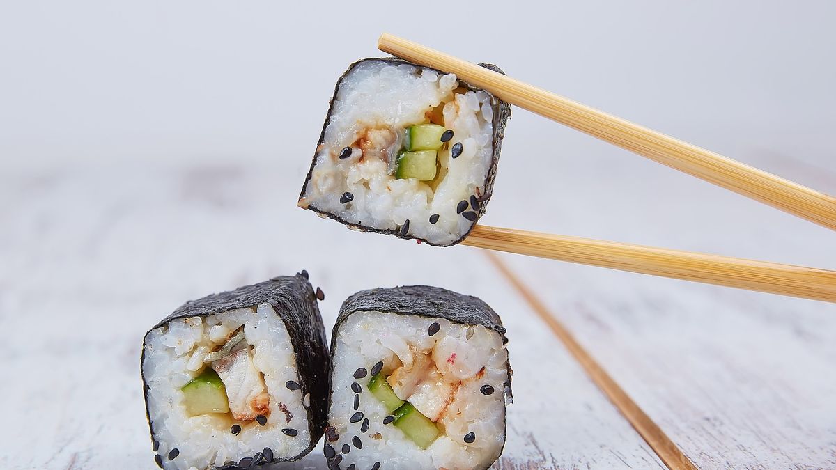Worm nestelt zich in amandelen van Japanse vrouw na eten van sushi