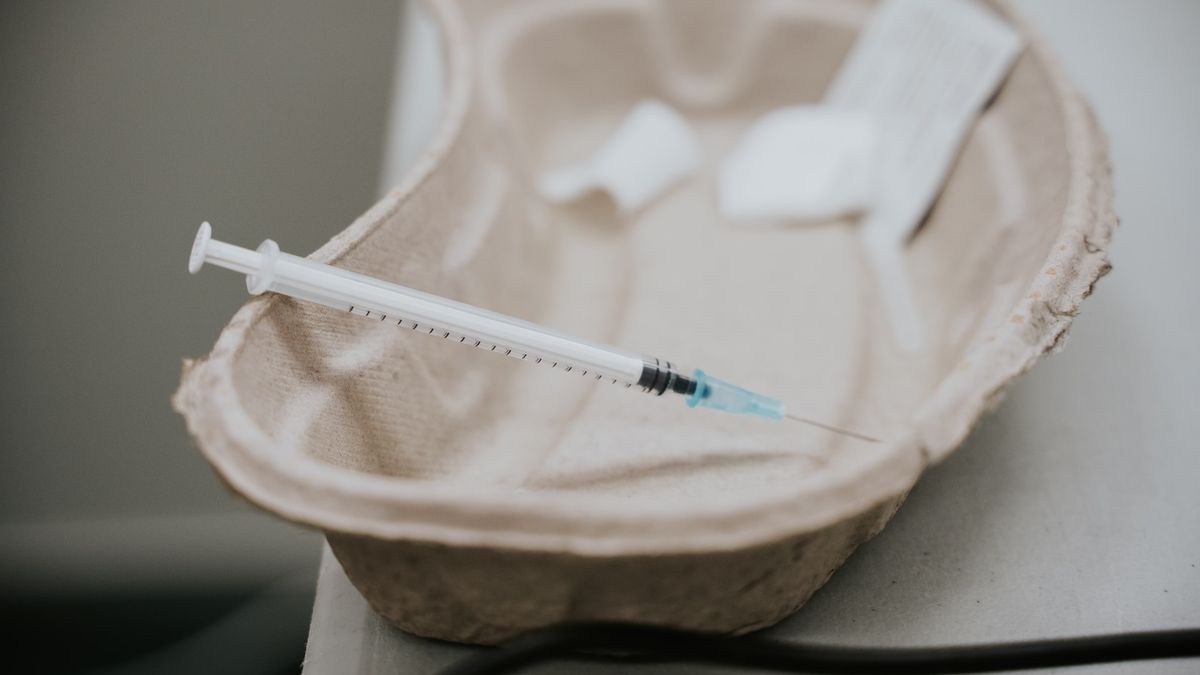 Nederland stopt voorlopig met inenten AstraZeneca-vaccin vanwege bijwerkingen