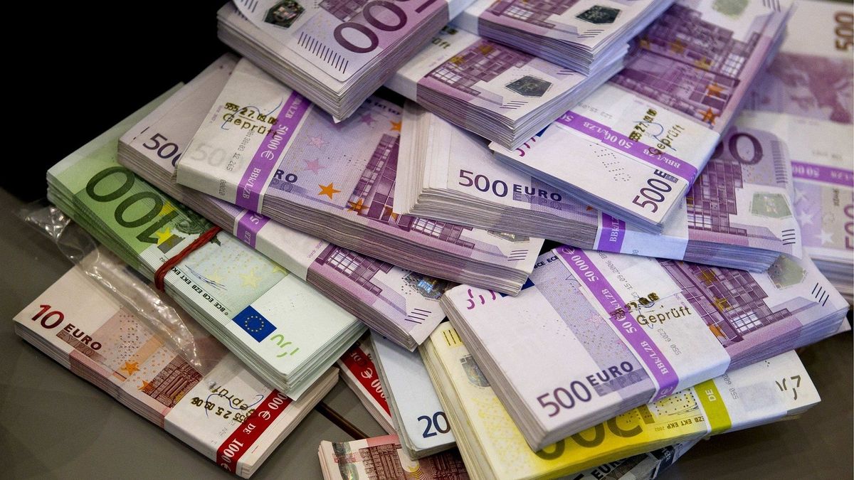Politie vindt acht ton aan contant geld in twee Amsterdamse woningen