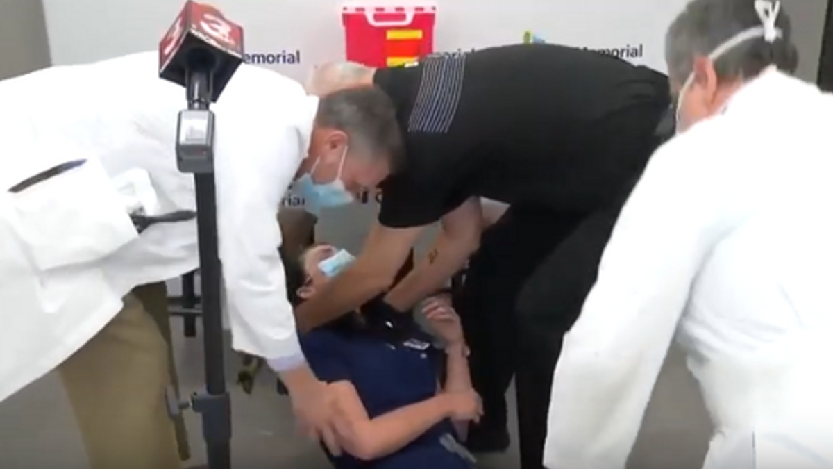 VIDEO: Verpleegster valt flauw voor de  camera, slechts enkele minuten na inname van het COVID-19-vaccin