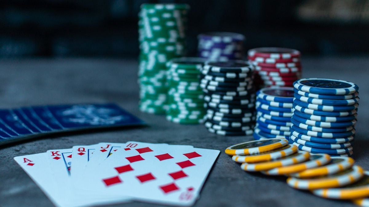 Illegaal pokertoernooi in Hoofddorp: een aanhouding en bekeuringen