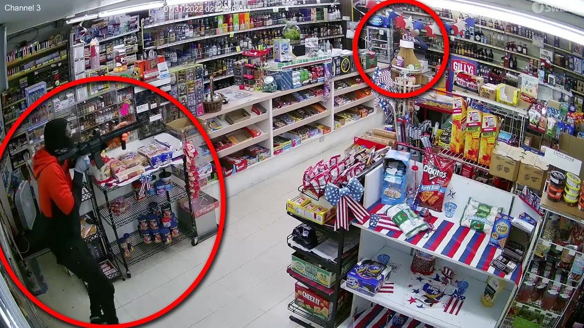 VIDEO: Bejaarde winkeleigenaar schiet op overvaller die automatisch wapen draagt