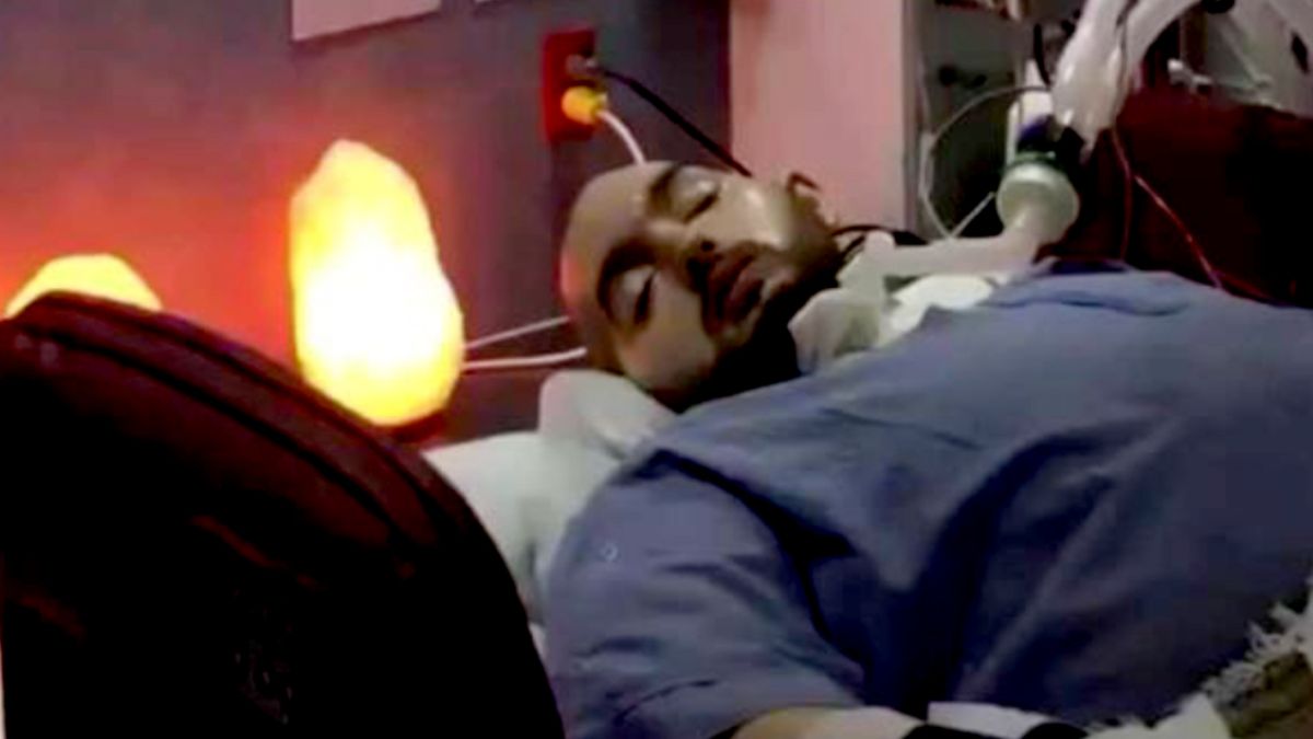 Slapende Saoedische prins beweegt voor het eerst zijn hand na 15 jaar in coma