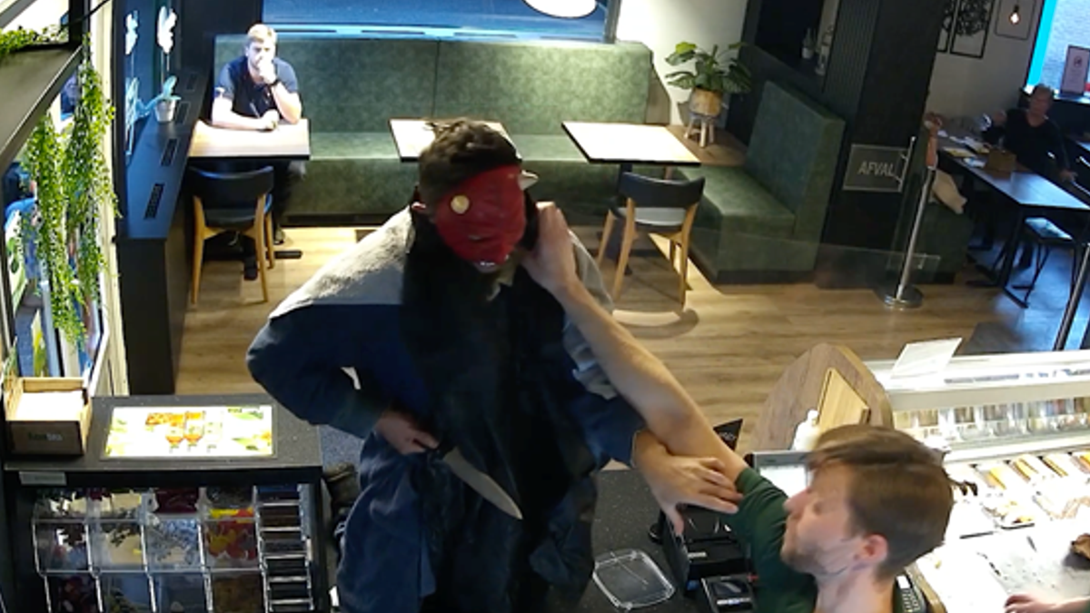 VIDEO: Snackbar-personeel slaat overvaller met hete frituurmand!